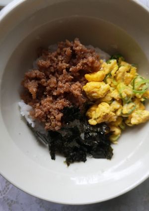 ネギ入り炒り卵で彩り♪そぼろ丼-レシピのメイン写真