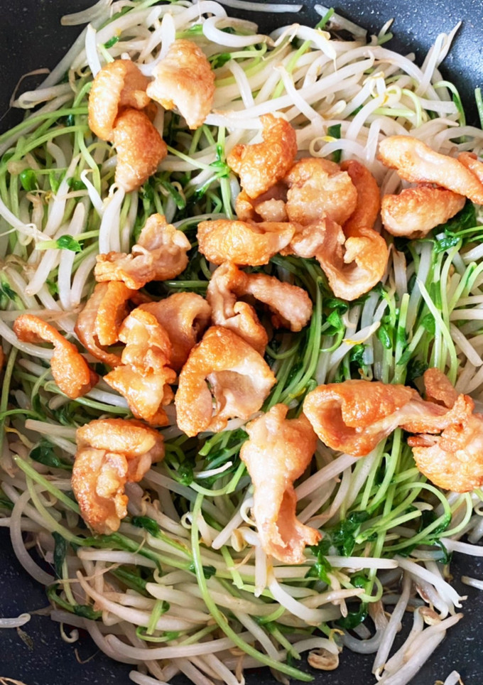 カリッカリ鶏皮ともやしと豆苗炒め-レシピのメイン写真