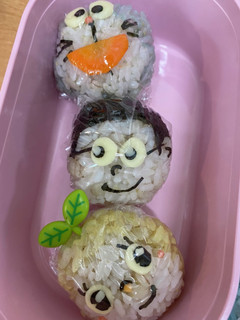 3色団子おにぎり ドラえもんキャラ弁-レシピのメイン写真