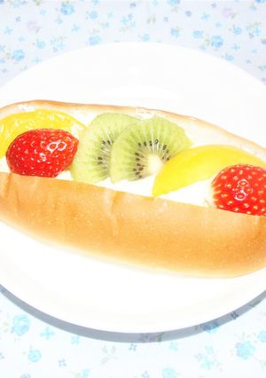 おやつコッペ かすたーどほいっぷフルーツ-レシピのメイン写真