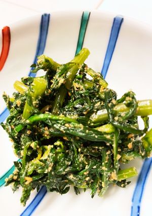 すりゴマたっぷり♡麺つゆで春菊のゴマ和え-レシピのメイン写真