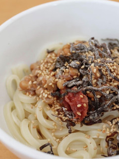 ずぼら!納豆梅こん胡麻うどん-レシピのメイン写真