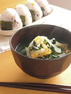 ソフトケールと玉葱と卵のお味噌汁。-レシピのメイン写真