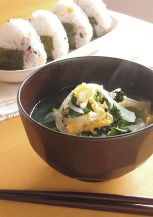 ソフトケールと玉葱と卵のお味噌汁。-レシピのメイン写真