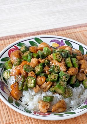 鶏肉とオクラのこってり味噌バター丼-レシピのメイン写真
