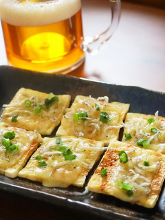 レンジで簡単おつまみ☆パリパリ豆腐ピザ-レシピのメイン写真