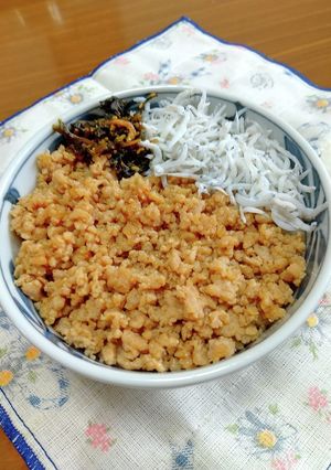 鶏そぼろ丼2(しらす、高菜と合わせ)-レシピのメイン写真