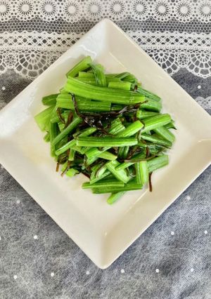 おつまみに☆ほうれん草の茎と塩昆布炒め-レシピのメイン写真
