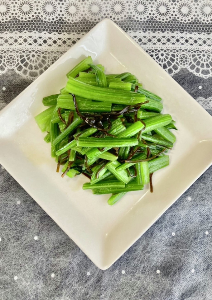 おつまみに☆ほうれん草の茎と塩昆布炒め-レシピのメイン写真