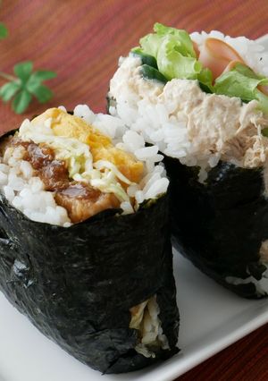半分に折るだけ。ヘルシーサラダおりぎり-レシピのメイン写真
