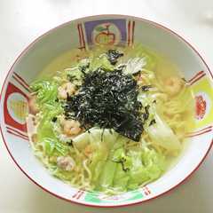 รูปของ かんたん、レタスでサッパリ海鮮湯麺！