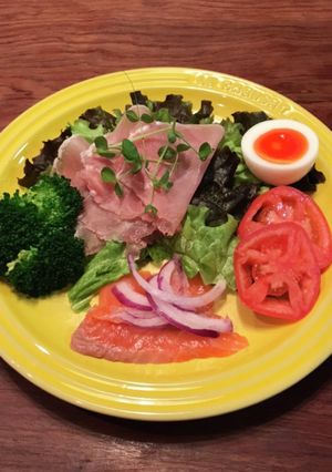 スモークサーモンと生ハムのサラダ-レシピのメイン写真