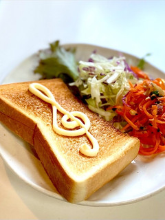 トーストにマヨネーズでト音記号でルンルン-レシピのメイン写真