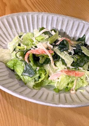 レタス大量消費。春わかめとカニカマサラダ-レシピのメイン写真