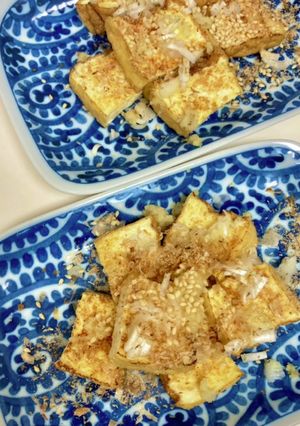厚揚げを焼いてねぎ、ごま、かつお節-レシピのメイン写真