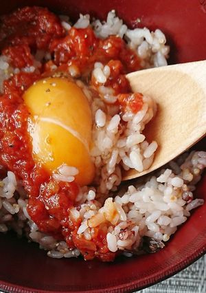 トマトソースで卵かけご飯-レシピのメイン写真