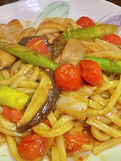 グリーンアスパラとトマトの焼きうどん-レシピのメイン写真
