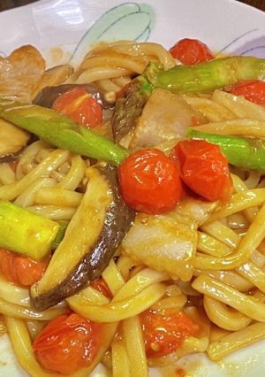 グリーンアスパラとトマトの焼きうどん-レシピのメイン写真