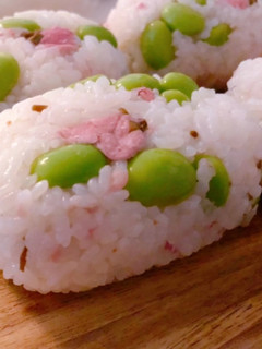 桜の俵型おにぎり-レシピのメイン写真