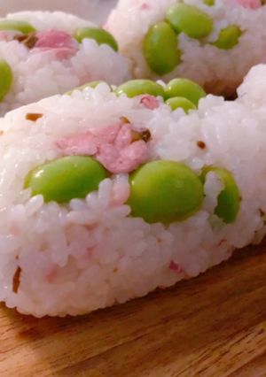 桜の俵型おにぎり-レシピのメイン写真