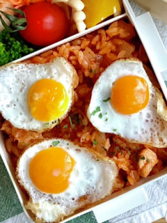 ちび目玉焼きのせ!チキンライス-レシピのメイン写真