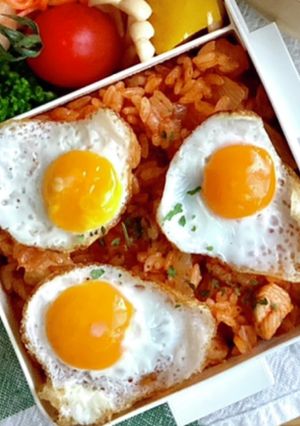ちび目玉焼きのせ！チキンライス-レシピのメイン写真