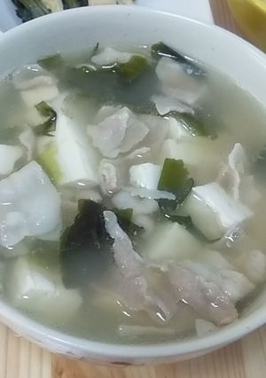 豚バラ＆豆腐＆わかめの給食汁（醤油味）-レシピのメイン写真