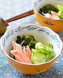 旬のわかめときゅうりとカニカマの酢の物♪
