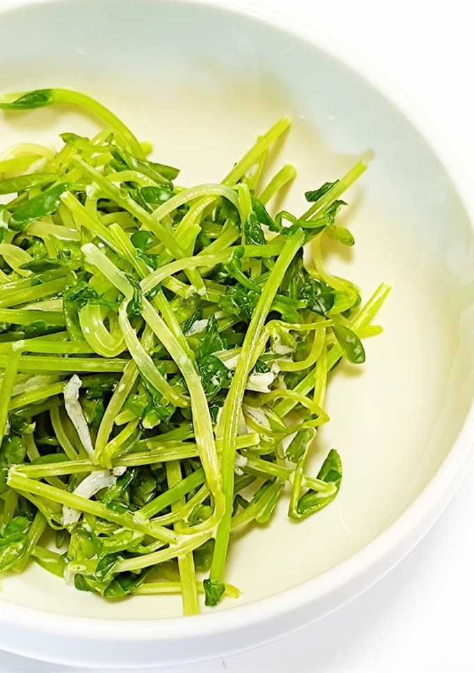 簡単副菜！豆苗の梅昆布茶とごま油和え-レシピのメイン写真