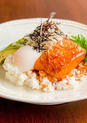 63℃ サーモンとアボカドのうま辛丼-レシピのメイン写真