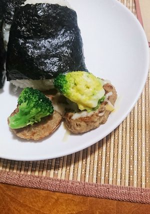 塩むすびに冷食バーグにブロッコリーのせ-レシピのメイン写真