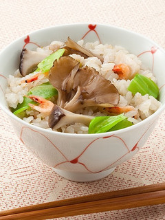 雪国まいたけ極と春キャベツの炊き込みご飯-レシピのメイン写真
