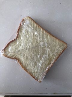 食パンをラップで包むときの方法-レシピのメイン写真