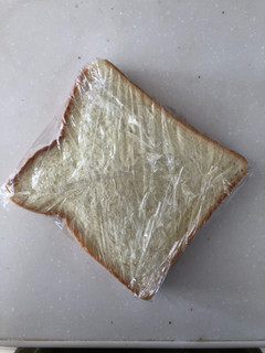 食パンをラップで包むときの方法-レシピのメイン写真