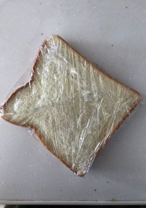 食パンをラップで包むときの方法-レシピのメイン写真
