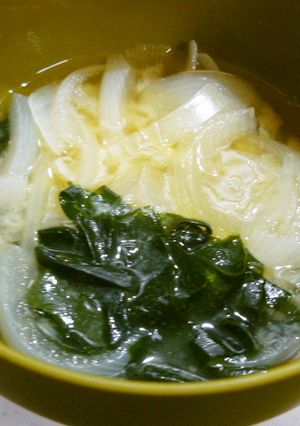 玉ねぎとわかめのお味噌汁-レシピのメイン写真