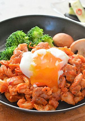 下味にこだわり! 豚キムチの温泉卵のせ♪-レシピのメイン写真
