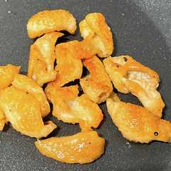 รูปของ 簡単すぎるおつまみ　鶏皮パリパリ焼き