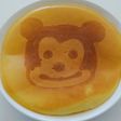ミッキーマウスのイラスト入りホットケーキ