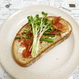 アスパラと生ハムチップスのタルティーヌ