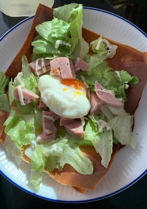 春巻きの皮で、ガレット風サラダ温玉のせ-レシピのメイン写真