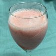 赤いりんごといちごのスムージー