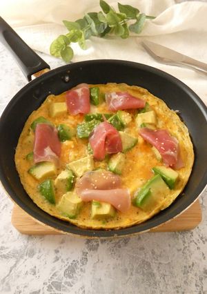 アボカドと生ハムのオープンオムレツ-レシピのメイン写真