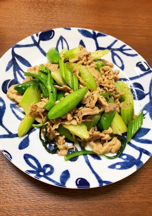 豚肉とセロリとスナップエンドウ炒め-レシピのメイン写真