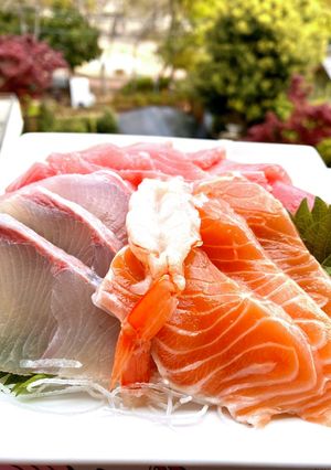 スーパーの刺身を綺麗に皿に移し替え-レシピのメイン写真