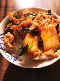 簡単に作れる!豚キムチ炒め丼-レシピのメイン写真