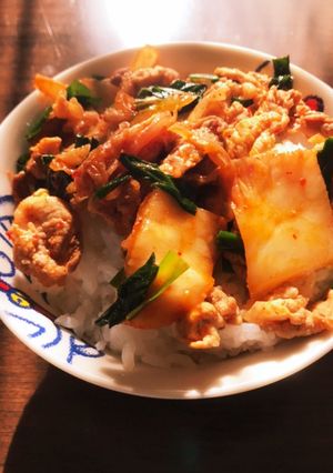 簡単に作れる！豚キムチ炒め丼-レシピのメイン写真