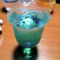 基本からアレンジまで！思わずつくりたくなる「ブルー カクテル」の