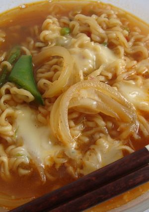 チーズがとろ～り辛ラーメンでユッケジャン-レシピのメイン写真