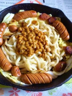 ウインナー+白菜の焼きうどん・納豆載せ-レシピのメイン写真